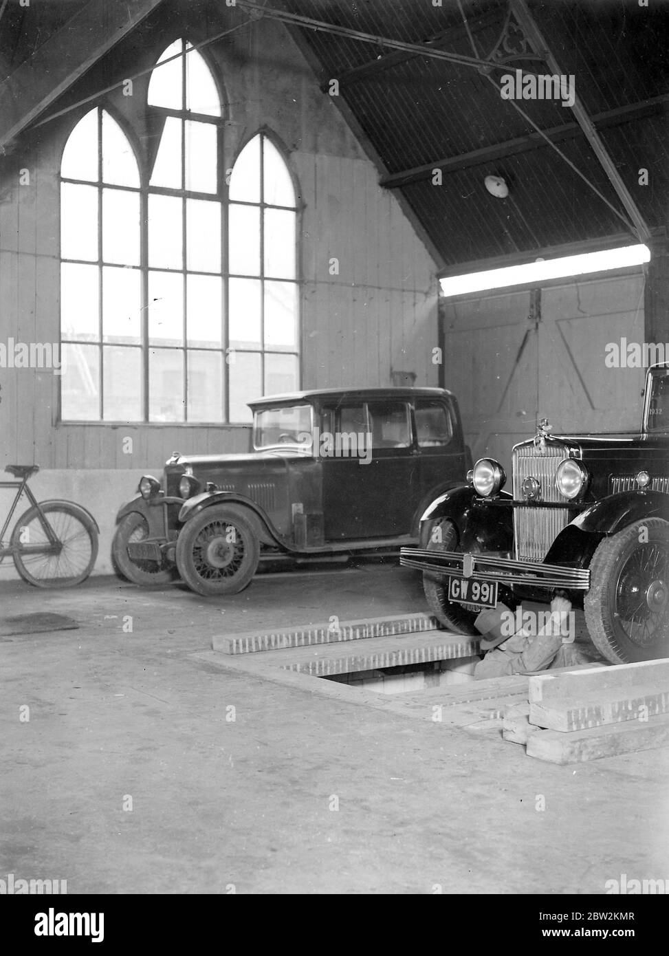 Garage della Chiesa (Sidcup) [chiesa trasformata in garage, archi gotici] 1934 Foto Stock