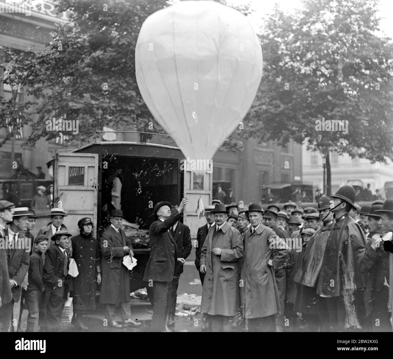 Rilascio del Ballon prestito di guerra in Trafalgar Square, Londra. 2 luglio 1919 Foto Stock