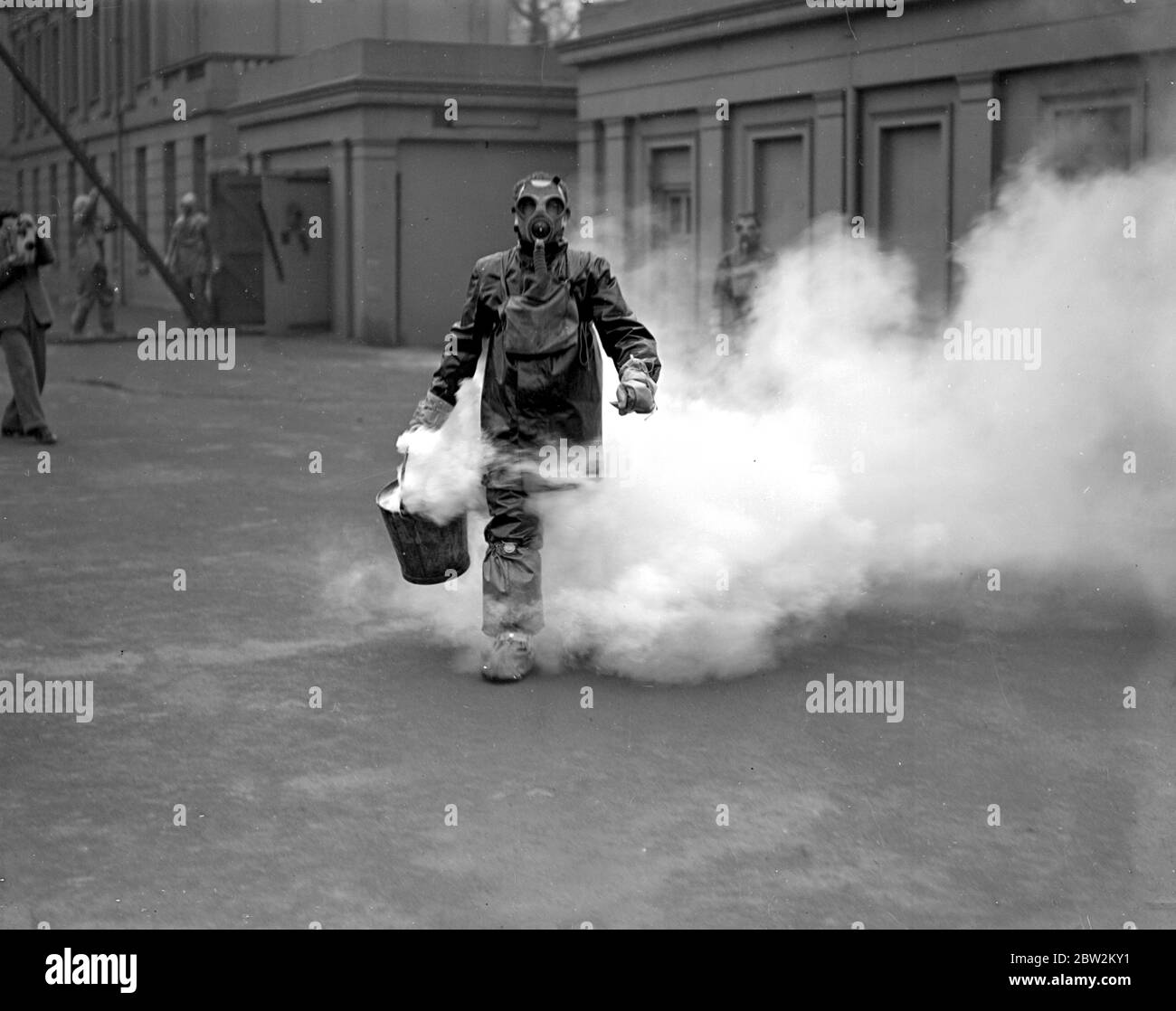 Precauzioni Air RAID dimostrate dalle protezioni 1st BN.Genadiers e 1st BN. Coldstream Guards presso le caserme di Wellington. Antincendio. 10 febbraio 1938 Foto Stock