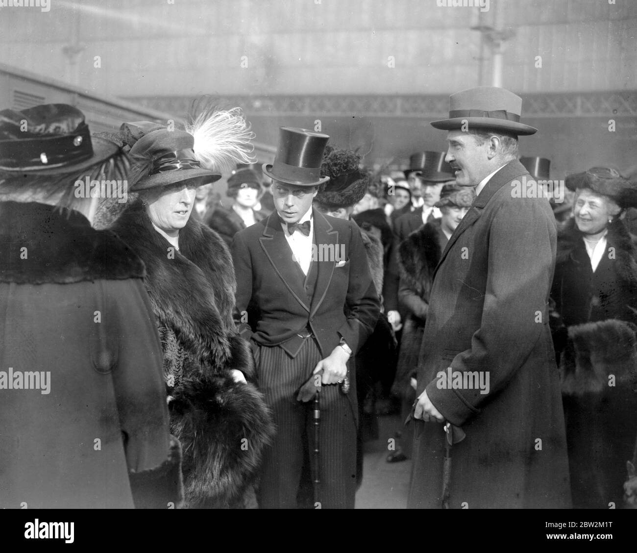 Waterloo - il principe Arthur di Connaught parte per il Sudafrica. Principe di Galles e Principe Artù. 29 ottobre 1920 Foto Stock