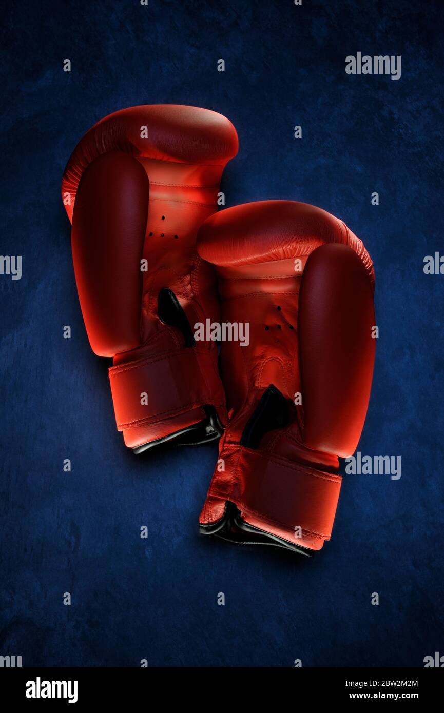 Una coppia di rosso guantoni da pugilato Foto Stock