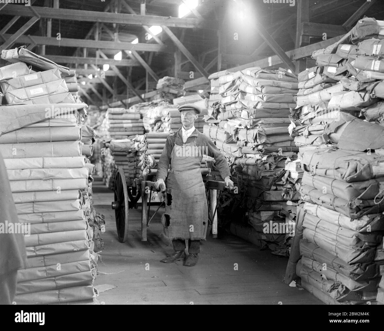 All'opera di rilegatura del libro di James Burns a Esher . Il magazzino delle quire , dove vengono conservati i fogli direttamente dalle stampanti . 15 maggio 1923 Foto Stock
