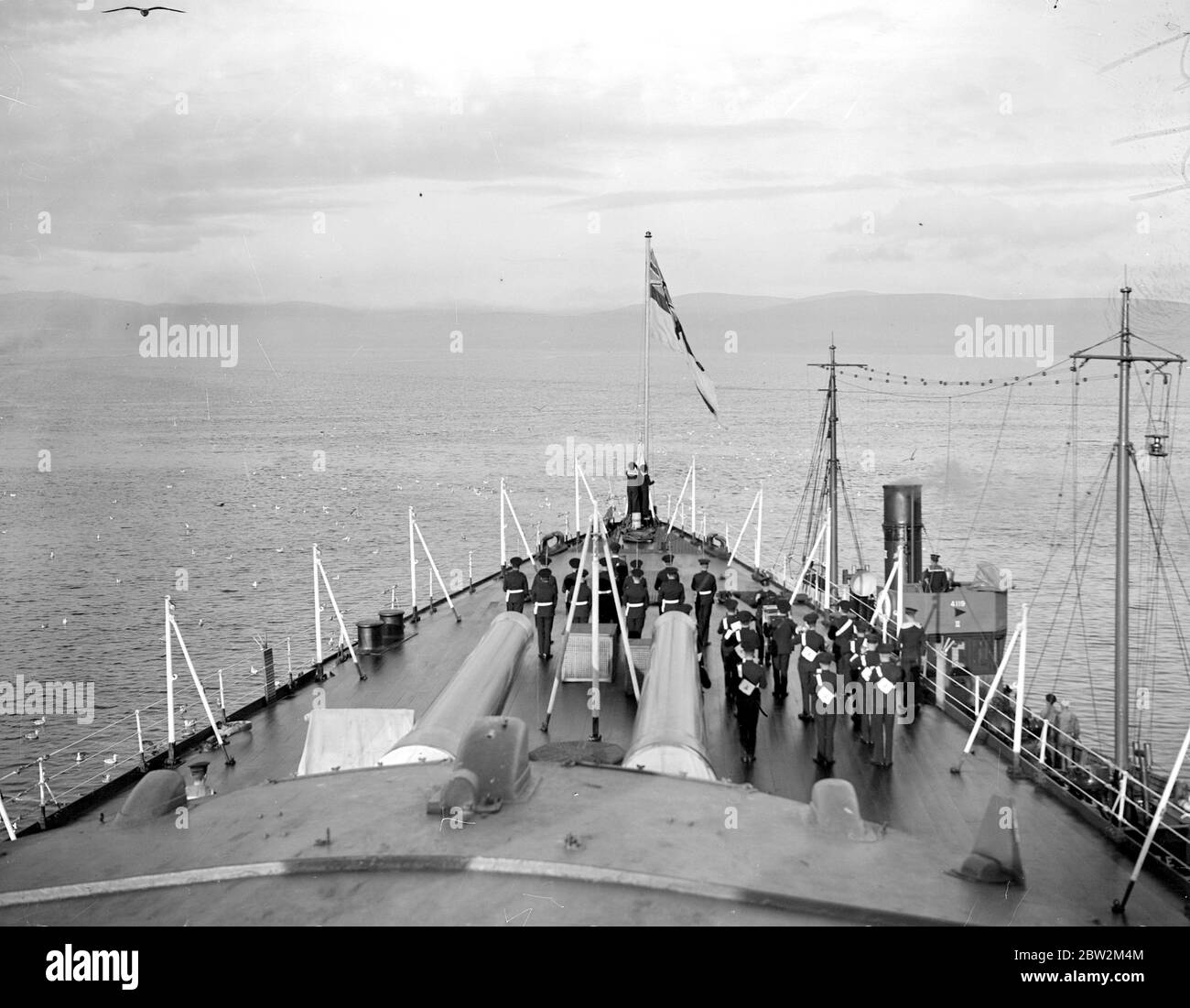 Atlantica flotta esercizi nel Moray Firth. Sollevamento del colore su H.M.S. Celebre 10 ottobre 1928 Foto Stock