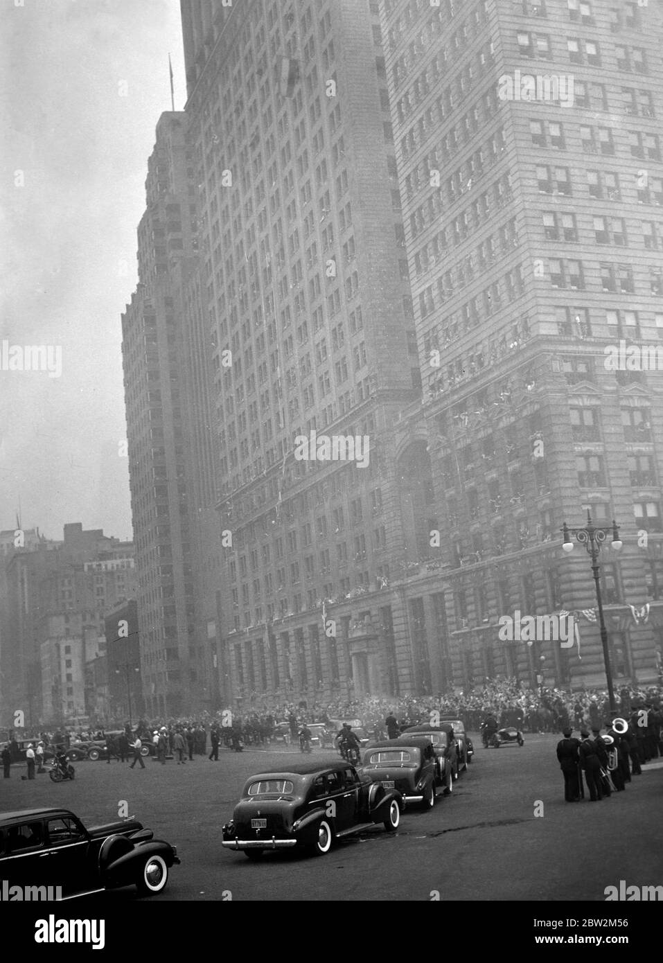 Il giro reale del Canada e degli Stati Uniti da re George VI e dalla regina Elizabeth, 1939 il re e la regina arrivano a New York. Nota il ticker - doccia nastro da uffici grattacieli . Foto Stock