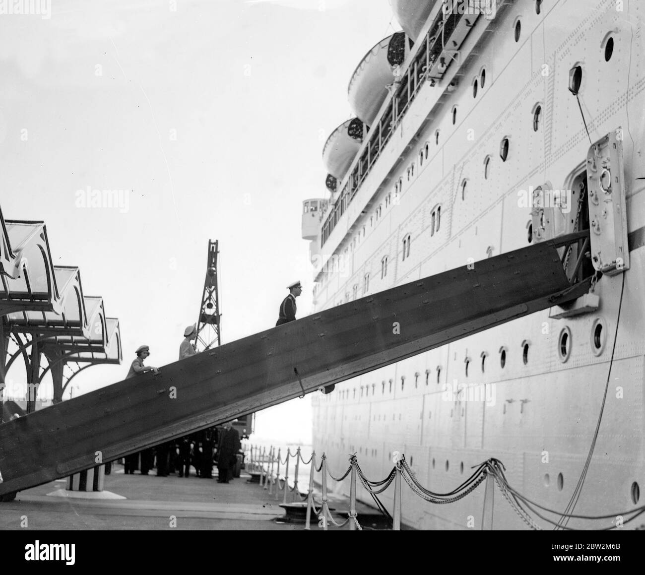 Il giro reale del Canada e degli Stati Uniti da re George VI e dalla regina Elisabetta, 1939 il re e la regina con la principessa Elisabetta andando a bordo dell'imperatrice dell'Australia 6 maggio 1939 Foto Stock