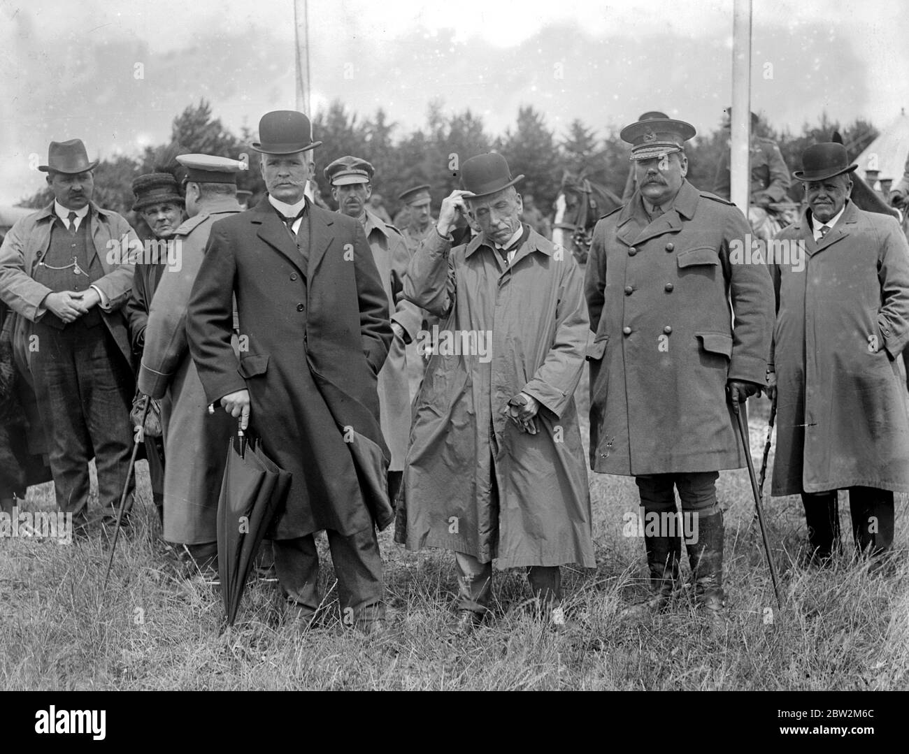 Hughes esamina le truppe australiane nella pianura di Salisbury. Sig. Andrew Fisher, sig. Hughes e sig. Sir Newton Moore, presidente della Commissione. 1914-1918 Foto Stock