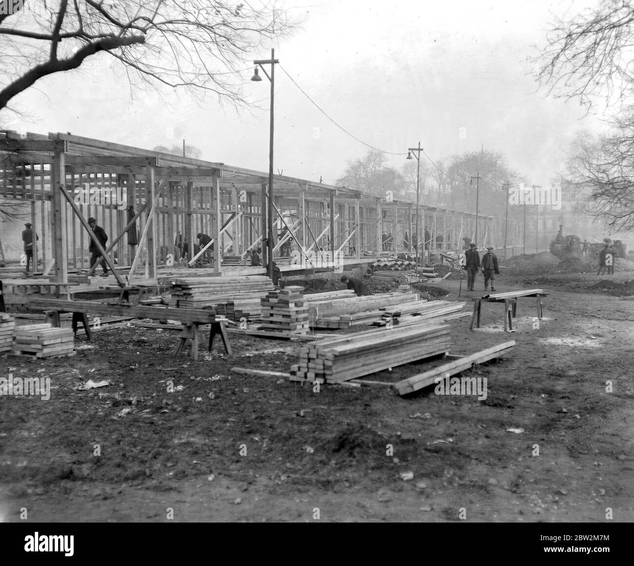 Costruzione della struttura temporanea per l'Ufficio pacchi dell'Esercito nel Parco del Reggente. 1914 Foto Stock