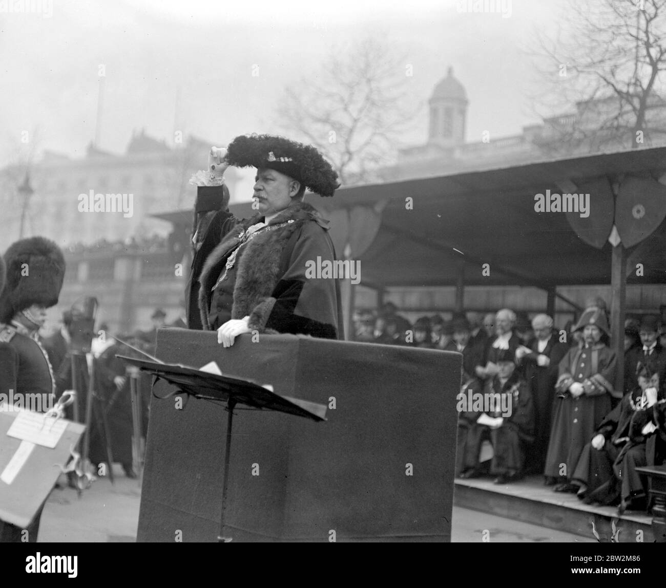 Incontro di prestito della Grande Guerra in Trafalgar Square. Il sindaco di Lord si rivolge alla folla. (Sir William Dunn) 15 febbraio 1917 Foto Stock