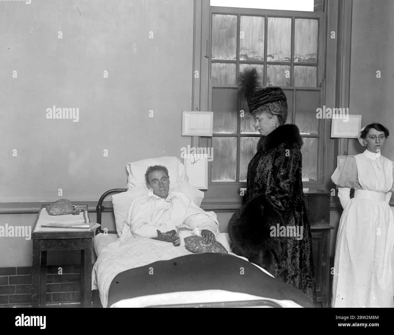 Il re e la regina visitano Whipps Cross War Hospital . La regina Maria parla con un veterano di guerra ferito. 17 novembre 1917 Foto Stock