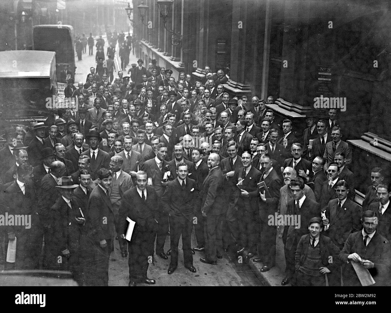 Scene di eccitazione fuori la prima occasione di Sabato Business dalla guerra. 19 settembre 1931 Foto Stock