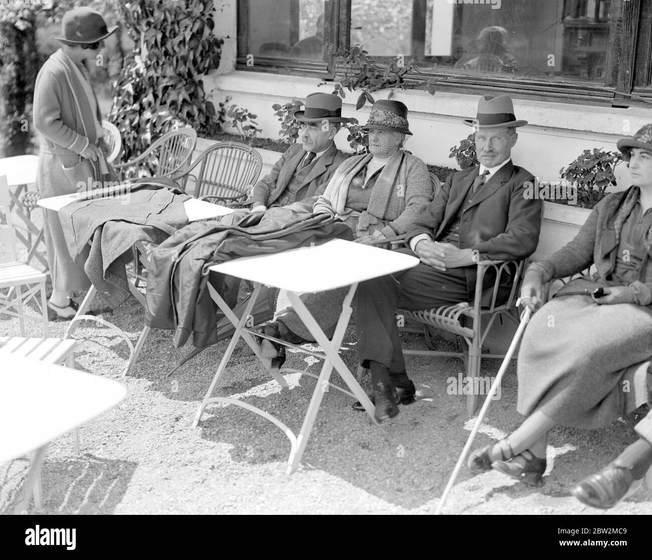 A Aix-Les-Bains, il signor Bonar Law con il signor e la signora Rudyard Kipling. 31 ottobre 1923 Foto Stock A Aix-Les-Bains, il signor Bonar Law con il signor e la signora Rudyard Kipling. 31 ottobre 1923 Foto Stock