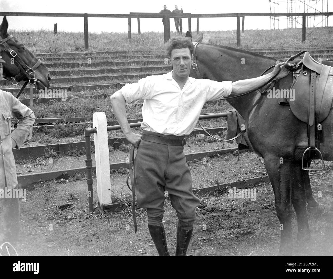 Woolwich Tattoo. T. Philips che esegue acrobazie a cavallo. 1934 Foto Stock