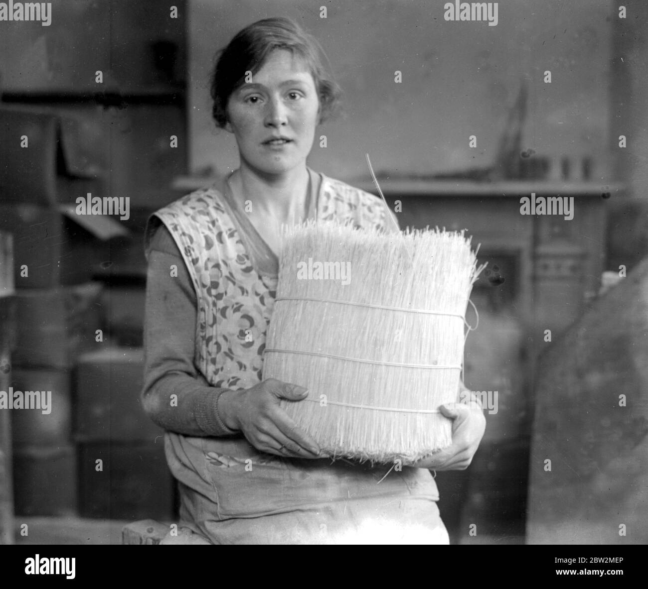 Taglio a spina di pesce - un'industria leitone. L'articolo finito, che può pettinare i capelli o spazzolare la stanza. 1923 Foto Stock
