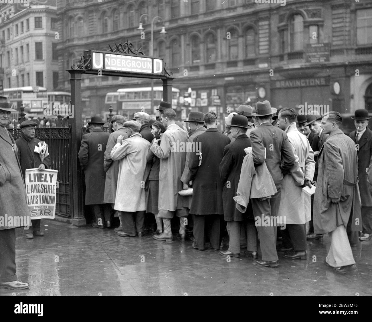 Traffico di Londra. Entrare nella metropolitana in Trafalgar Square. 29 aprile 1933 Foto Stock
