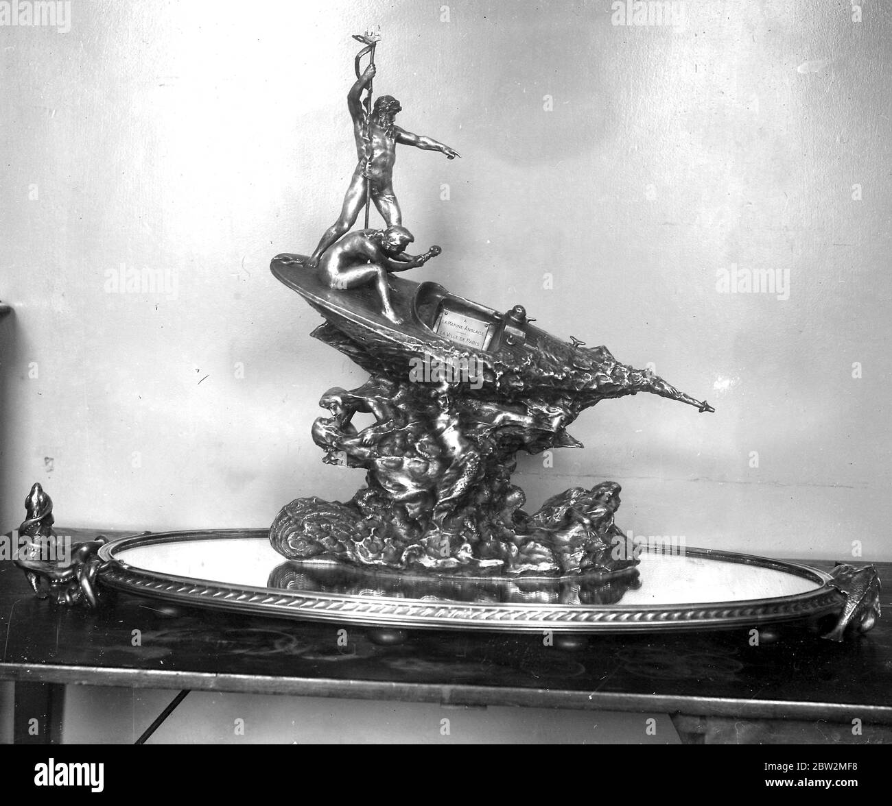 Pezzo di piatto presentato dalla Marina francese alla Marina britannica. Maggio 1919 Foto Stock