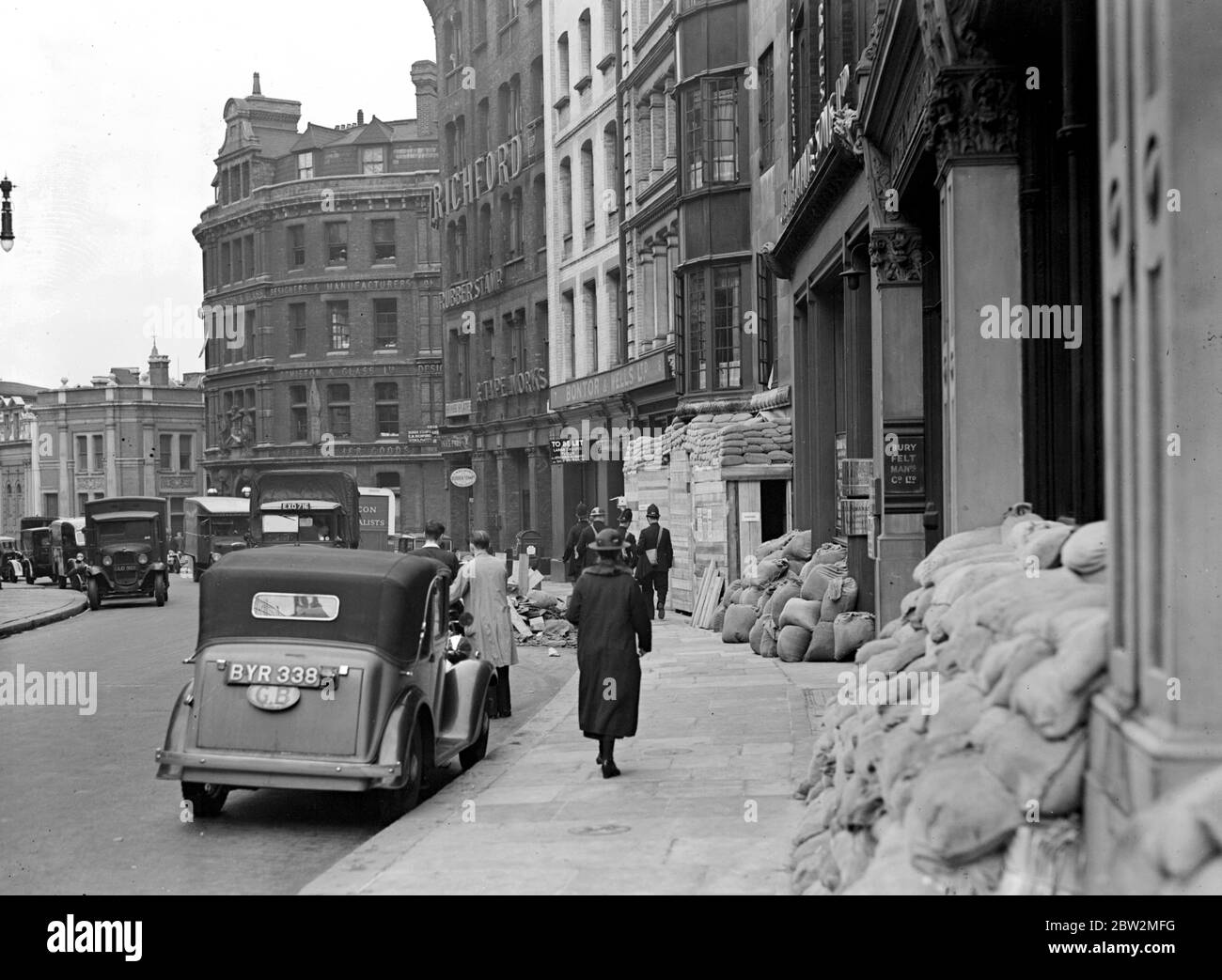 War Crisis, 1939 Air RAID Precauzioni sacchi di sabbia in London Streets. 2 settembre 1939 Foto Stock