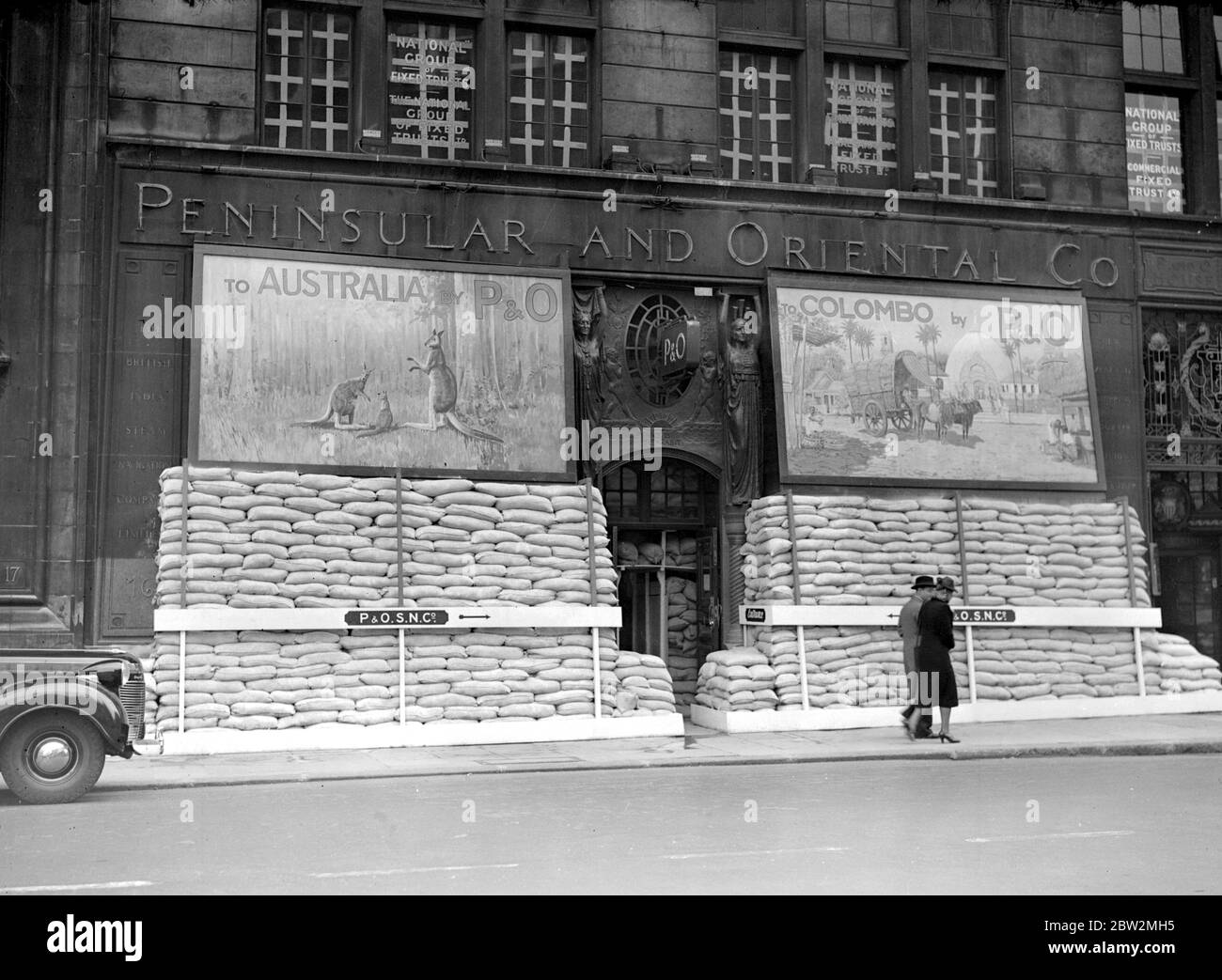 War Crisis, 1939 Air RAID Precauzioni sacchi di sabbia presso P e o uffici. Peninsular & Oriental Co 20 ottobre 1939 Foto Stock
