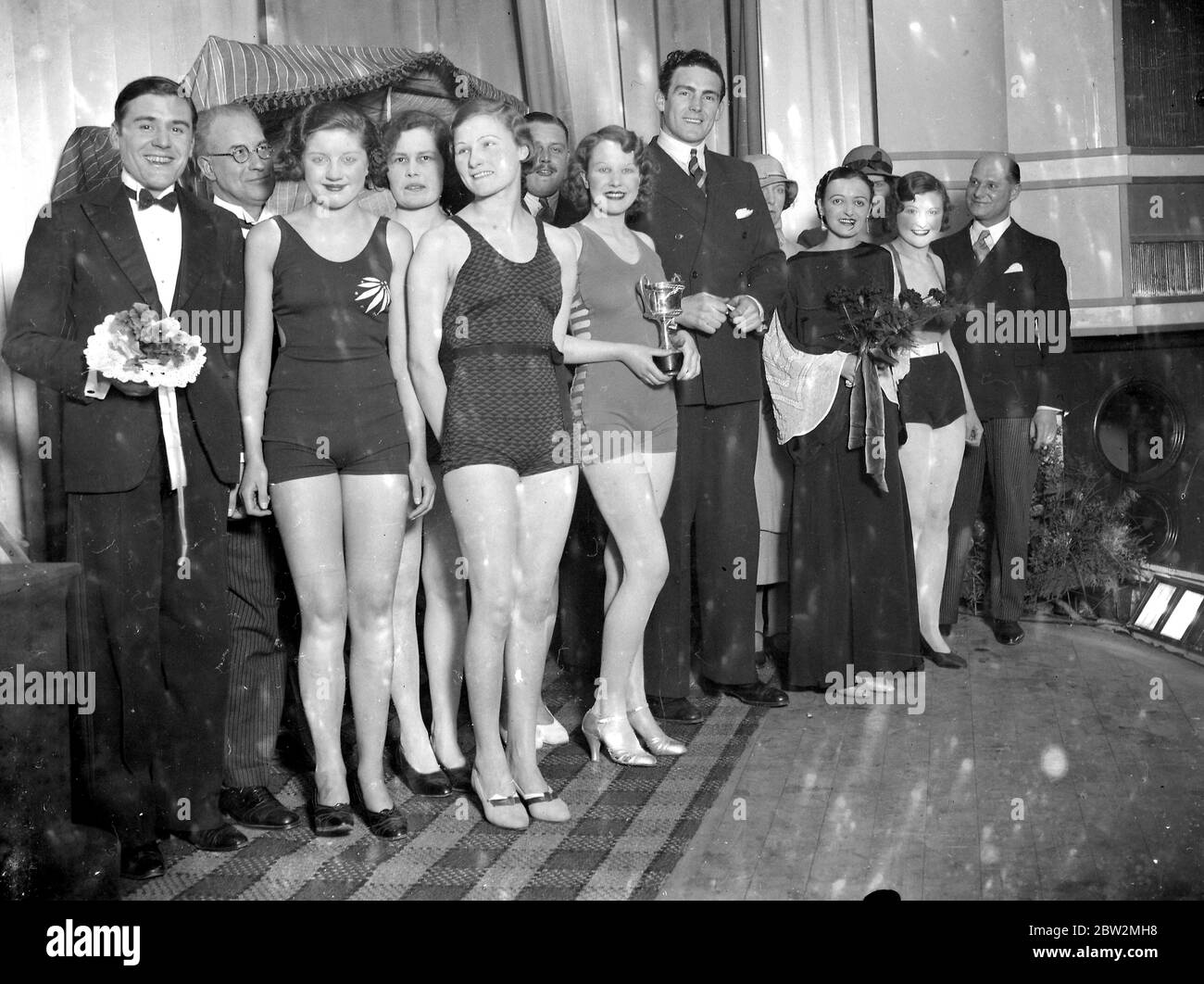 Jack Doyle [ dopo aver presentato un premio ad un concorso di bellezza ?] Commodore Cinema Orpington Kent 1934 Foto Stock