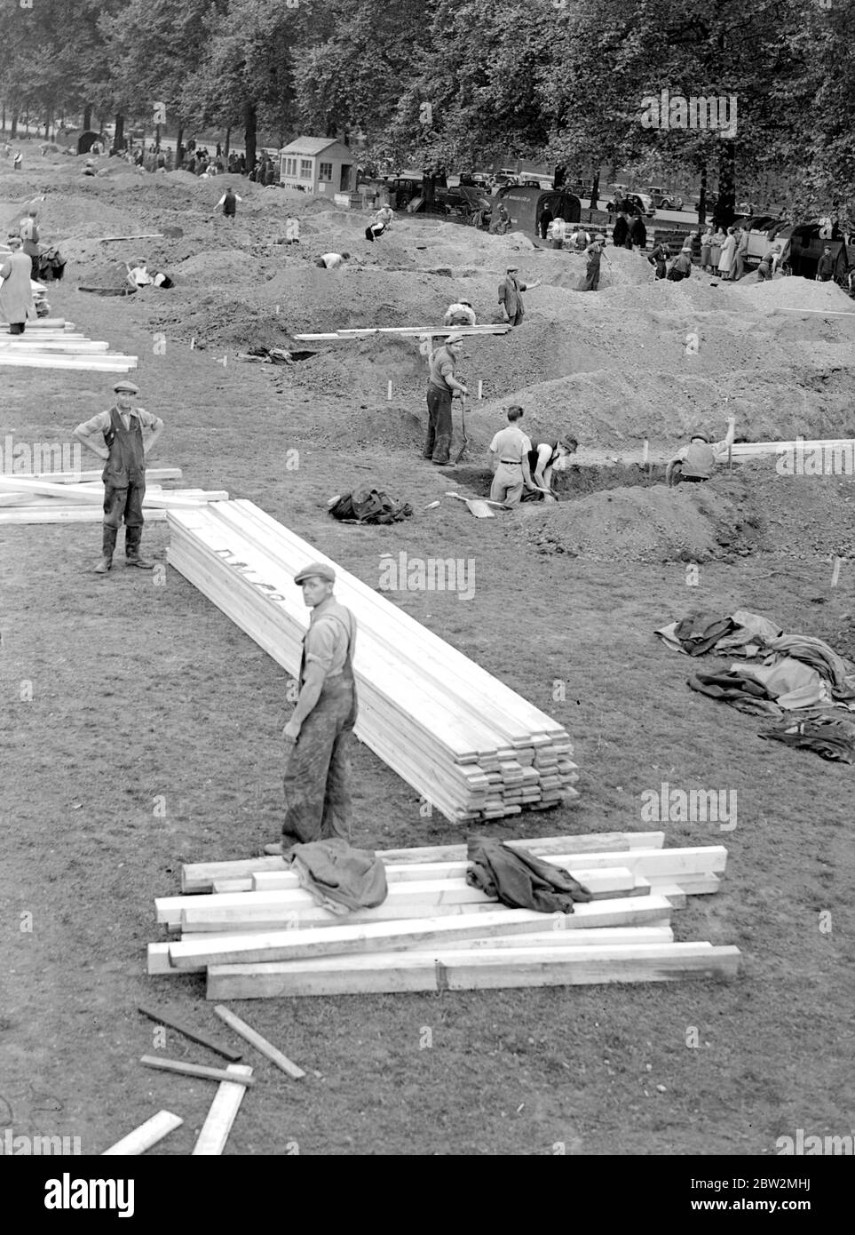 La paura della guerra, 1938 trincee sono state scavate negli spazi aperti di Londra, parte delle precauzioni Air RAID. 27 settembre 1938 Foto Stock