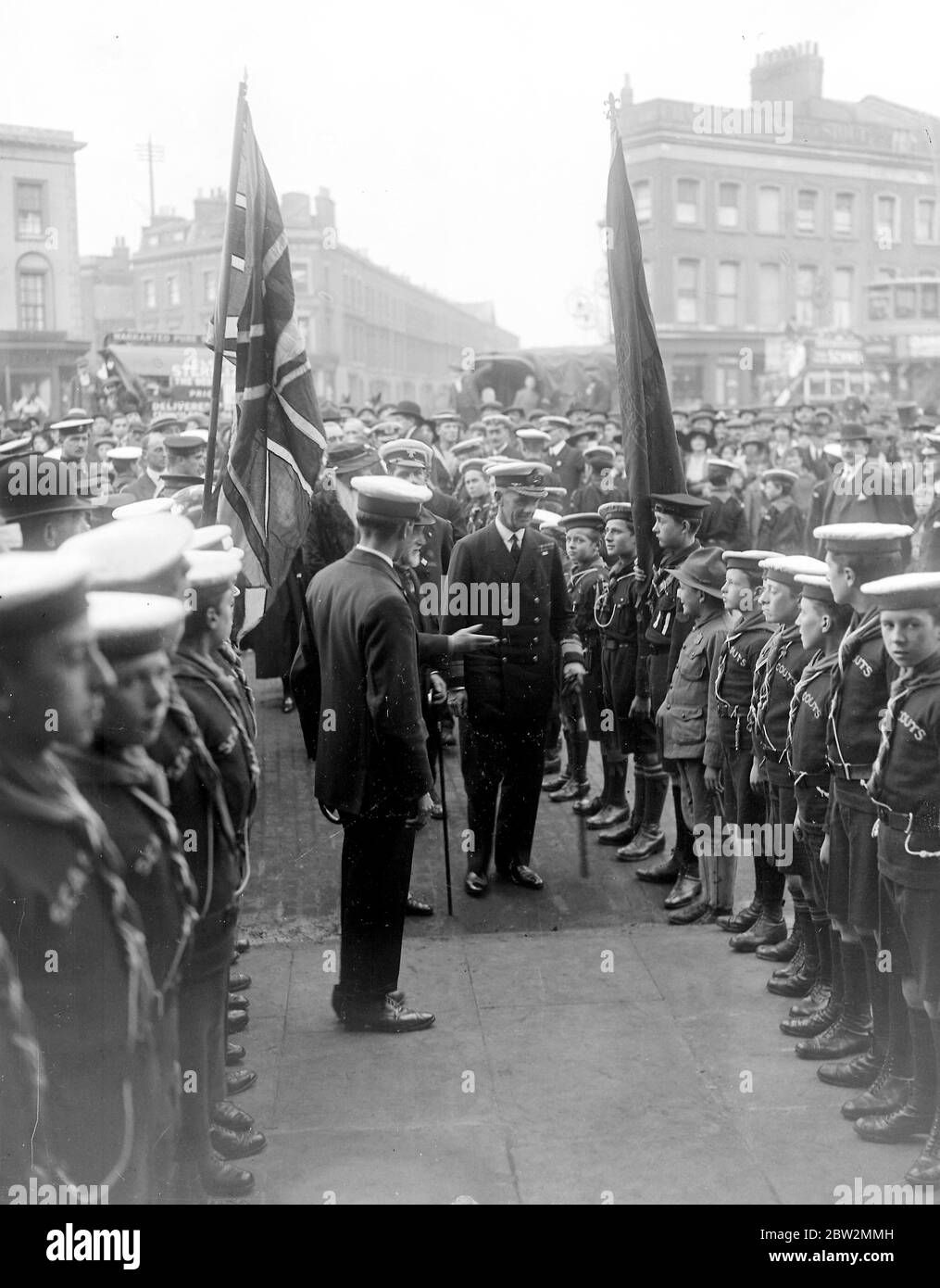 Presentazione dei colori a Sea Scouts e l'apertura dei marinai riposano a St Anne Street, Londra Est da parte dell'ammiraglio posteriore Lionel Halsey, III Signore del mare. L'ammiraglio Halsey si fermò a parlare con Digby Morton che venne come mascotte del primo distaccamento americano. 29 settembre 1917 Foto Stock