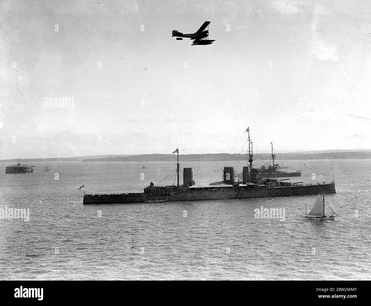 La flotta a Southend. S.M.S. Tiger mostrando piattaforma di aeroplano probabilmente un aereo di tipo corto 320 float. Foto Stock