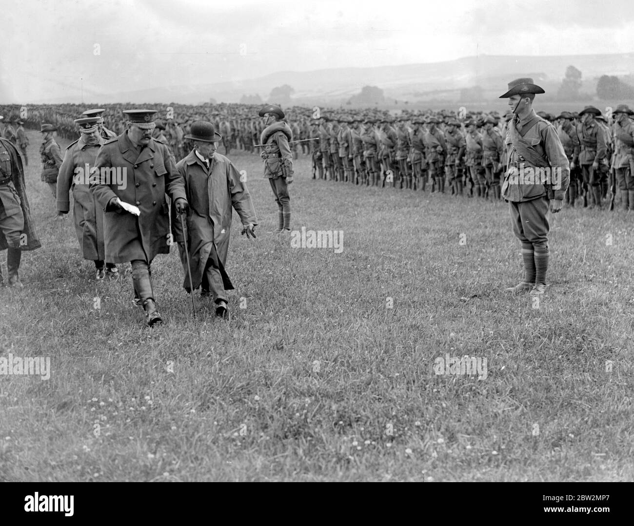 Onorevole W.M. Hughs, il Premier australiano ispeziona le truppe australiane sulla piana di Salisbury - il sig. Hughs e il generale Sir Newton Moore ispezionano gli uomini. 1914-1918 Foto Stock