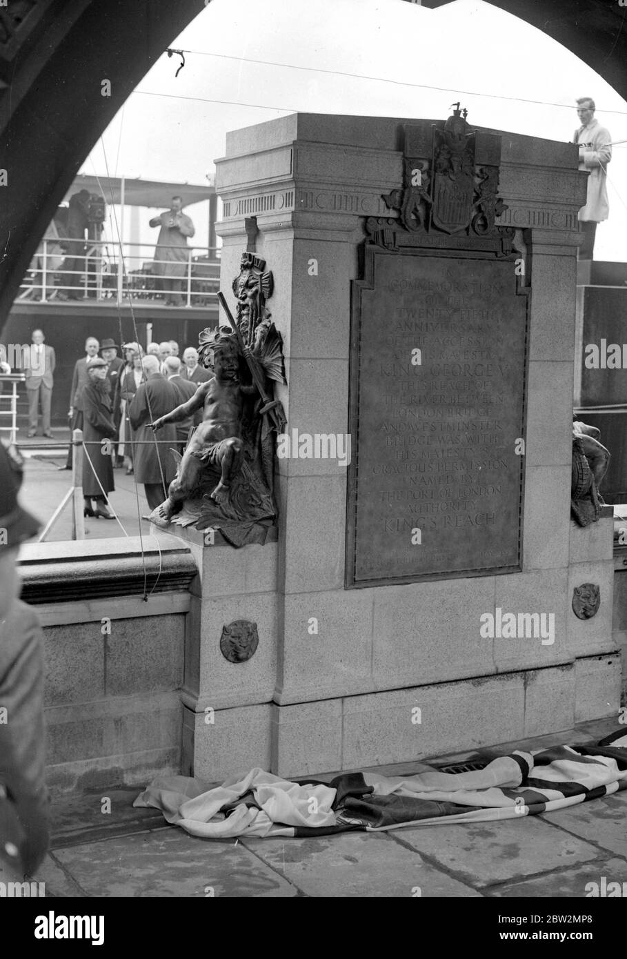 Londra. Re George V Memorial Panel, Embankment, svelata da Lady Ritchie. 15 luglio 1936 Foto Stock