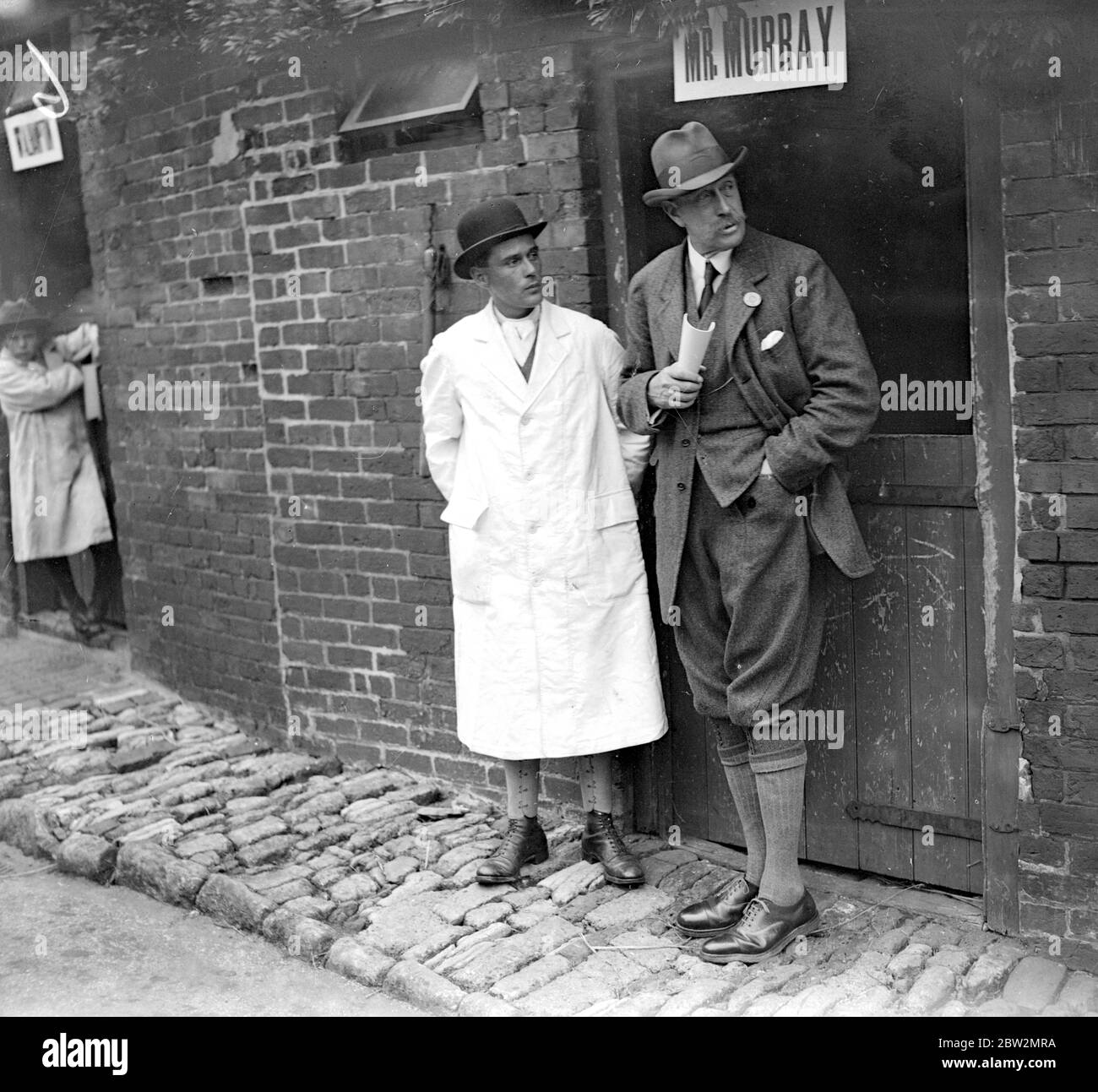 Spettacolo Basset Hounds al White Lion Hotel, Banbury. Col Burns Hartopp (destra). 14 agosto 1925 Foto Stock