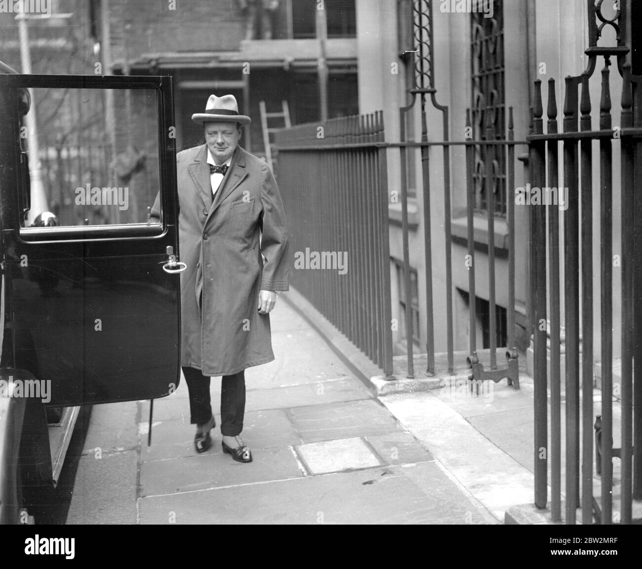 Winston Churchill a Downing Street. 27 aprile 1925 Foto Stock