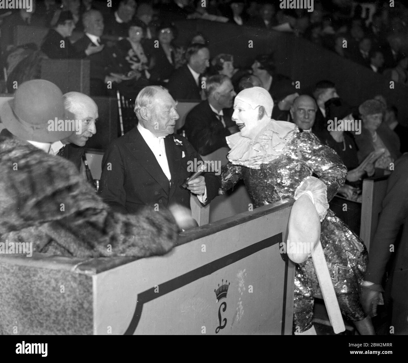 Giorno di apertura del Circo di Bertram Mills a Olympia. Lord Lonsdale chiacchierando con uno dei clown. 1934 Foto Stock