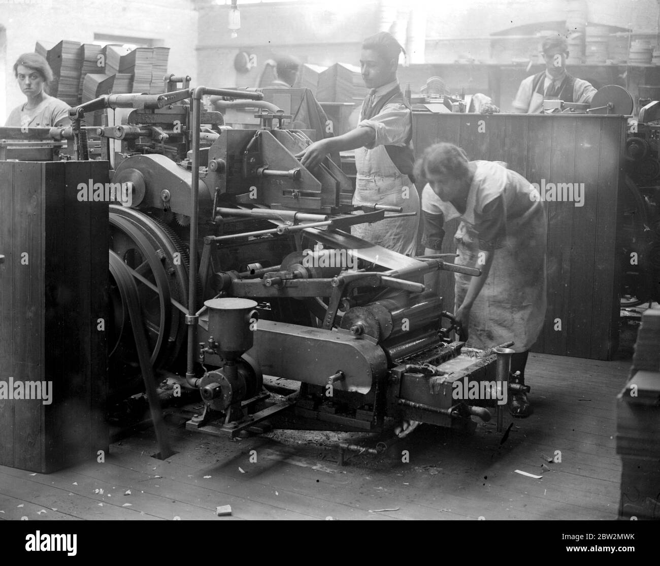 All'opera di rilegatura del libro di James Burns a Esher . La macchina per la produzione di casse Sheridan . 15 maggio 1923 Foto Stock