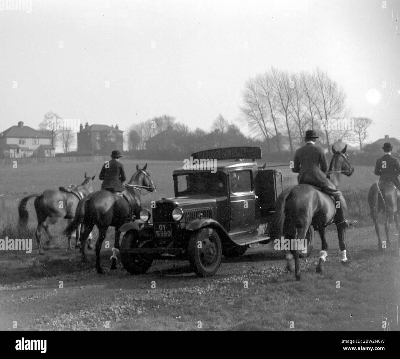 La caccia passa davanti a un camion Bedford. 1934 Foto Stock