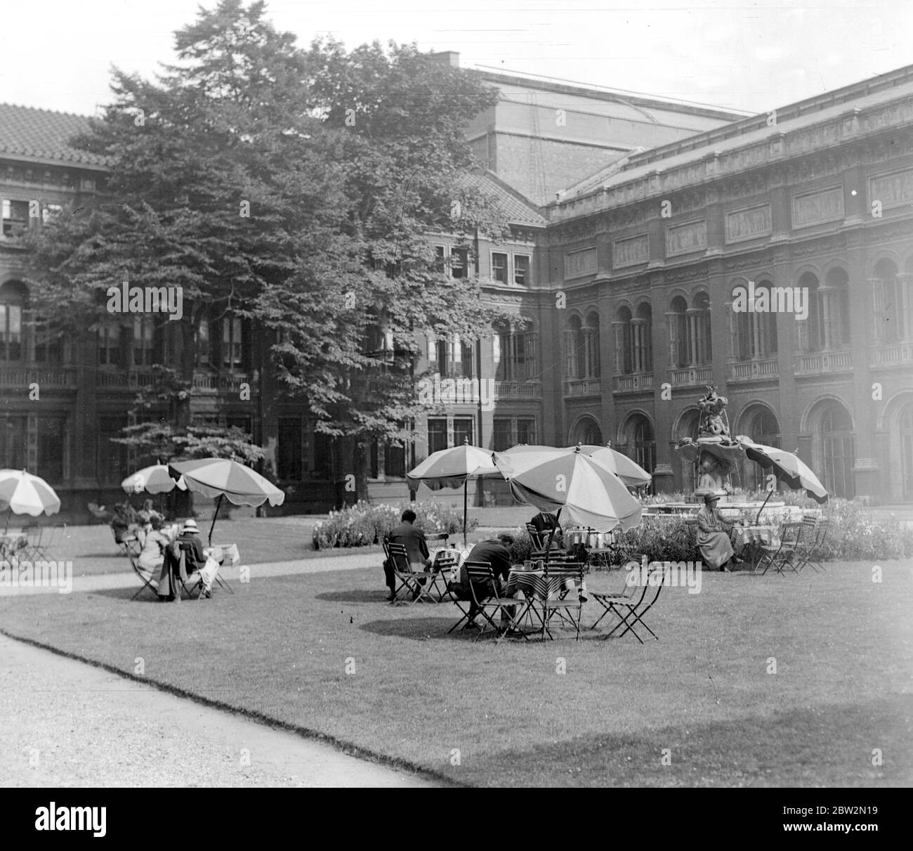 Il luogo piacevole di Londra durante l'onda di calore. Prendere il tè sui prati in Fountain Court Victoria e Albert Museum. 9 agosto 1932 Foto Stock