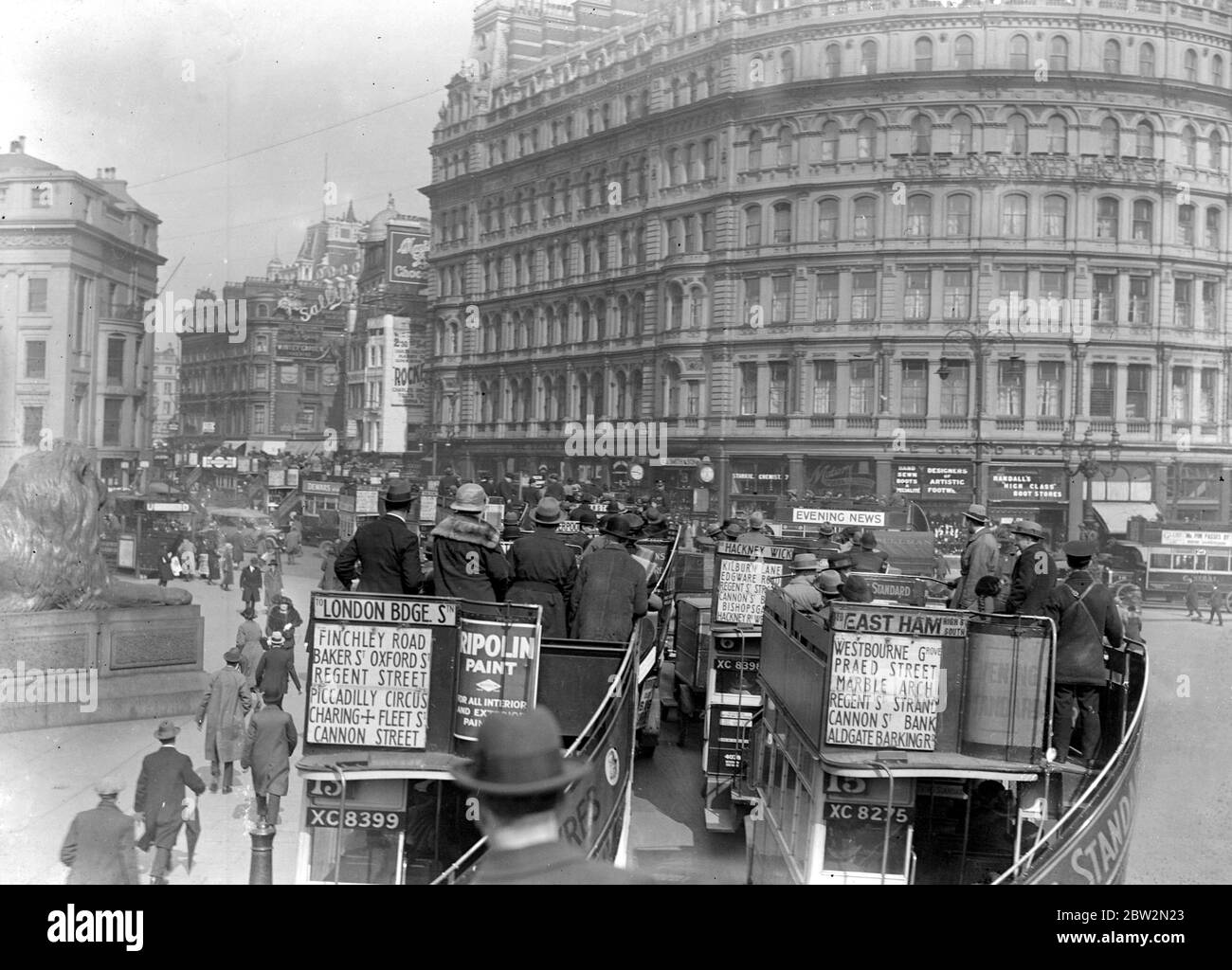 Un blocco del traffico sulla Strand. 6 maggio 1922. Foto Stock