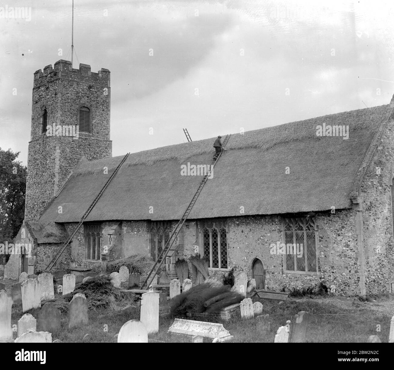 Chiesa di Pakefield vicino a Lowestoft l'unica chiesa con doppio tetto di paglia nel paese . 21 agosto 1924 Foto Stock