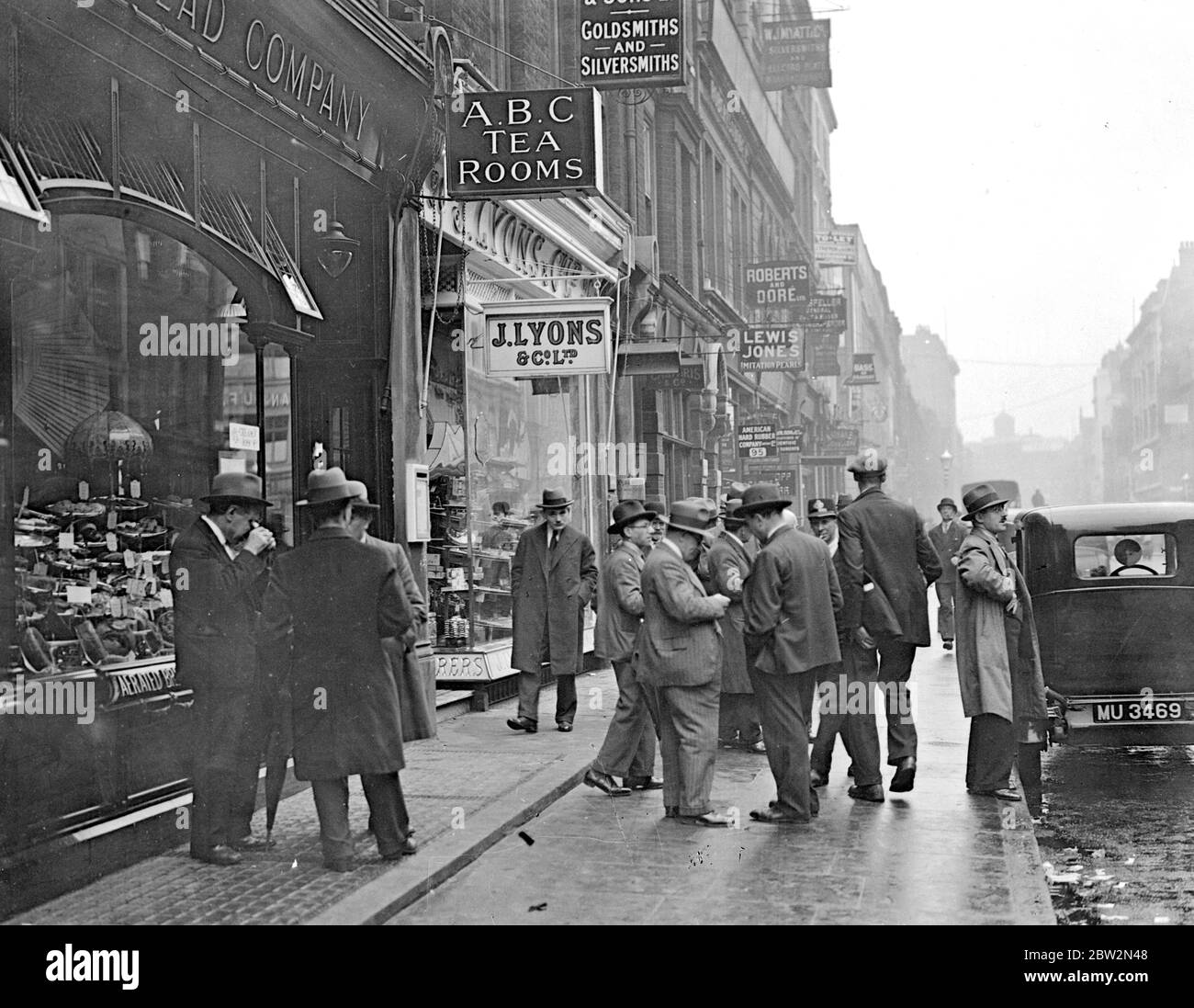 Caratteri e tipi di Londra. I commercianti nella strada Hatton Garden. Settembre 1931 Foto Stock
