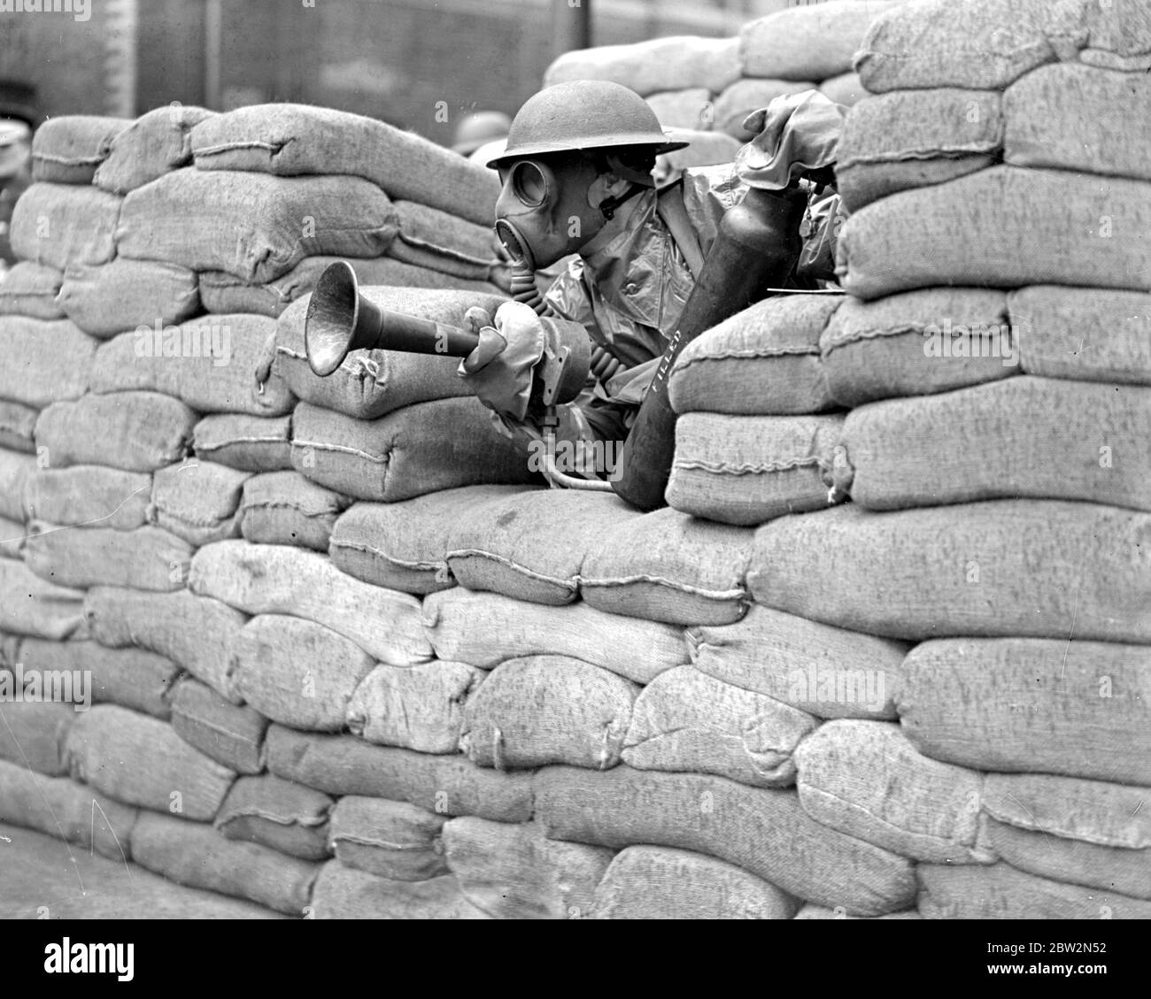 Precauzioni Air RAID dimostrate dalle protezioni 1st BN.Genadiers e 1st BN. Coldstream Guards presso le caserme di Wellington. Sacchi di sabbia. 10 febbraio 1938 Foto Stock