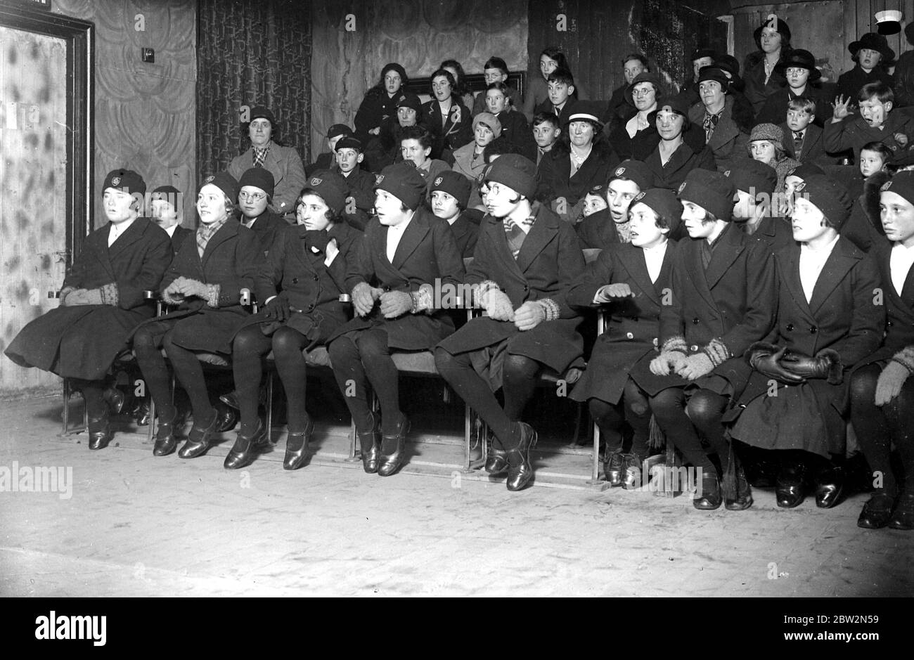 Scuola di uscita a un teatro. I bambini sono stati affascinati. 1933 Foto Stock