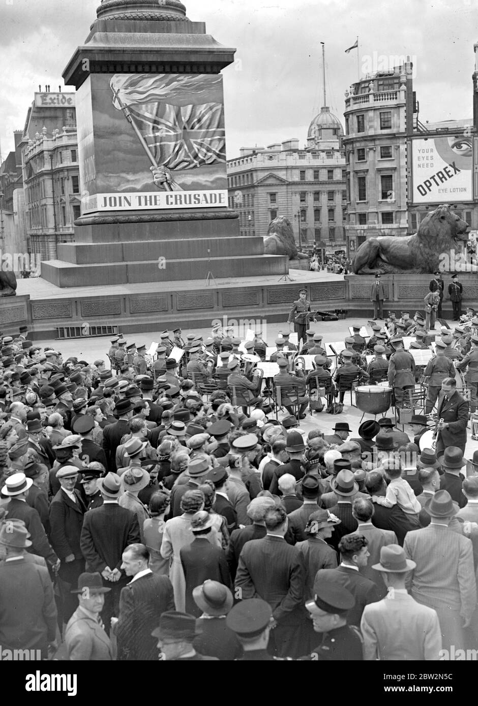 Band in Trafalgar Square. 8 agosto 1940 Foto Stock