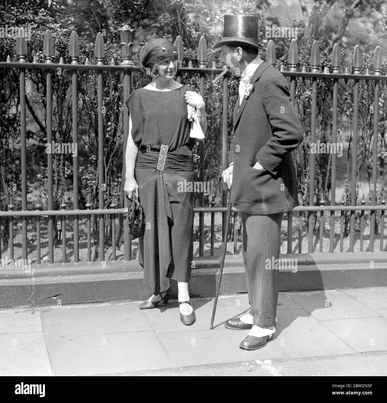 Il doppio di Lord Lonsdale. Il signor Aubrey Fitzgerald, che ha una notevole somiglianza con Lord Lonsdale, fotografato con la signora Aubrey Fitzgerald. Londra. 6 maggio 1923 Foto Stock