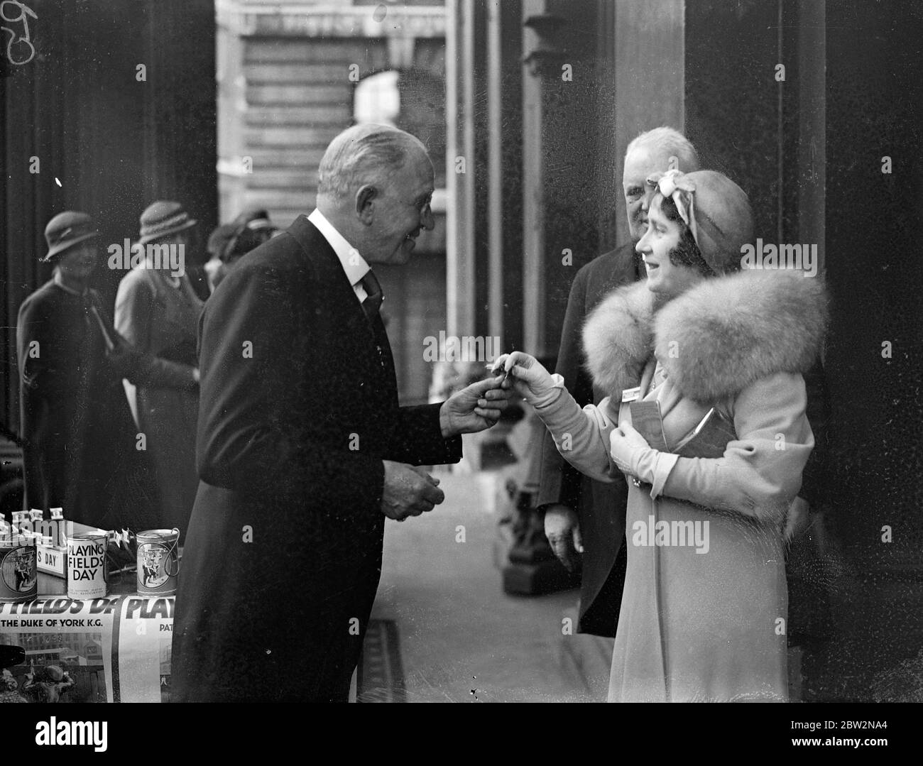 Duchessa di York al tour della Mansion House ' playing DIVs Day '. La Duchessa di York ha fatto un giro dei centri di distribuzione in connessione con ' Playing Fields Day ' che ha organizzato per raccogliere fondi per più campi da gioco . Durante il suo tour , la Duchessa chiamò a Mansion House . Spettacoli fotografici , la Duchessa di York che chiacchiera con i venditori sui gradini della Mansion House . Nel gruppo ci sono Lord Mayor , Sir Charles H Collett e Major Jackson , Presidente dell'associazione London Playing Fields . 17 aprile 1934 Foto Stock