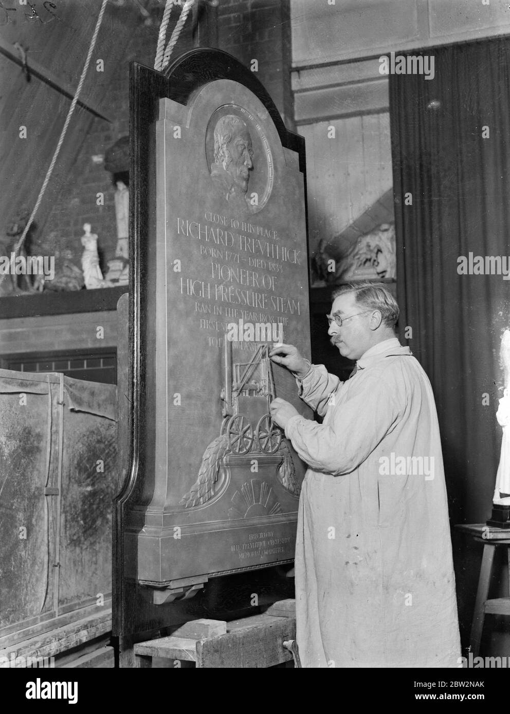 Oliver Stanley svelerà il memoriale a Richard Trevishick al College universitario. Oliver Stanley presenterà una tavoletta commemorativa all' University College di Londra, alla memoria di Richad Treithick , pioniere dei motori a vapore ad alta pressione, Che ha fatto funzionare il suo primo motore a vapore nel 1808 , il memoriale è opera del signor L S Merrifield , lo scultore . Foto , il signor L S Merrifield che mette i ritocchi finali al memoriale , che sarà svelato oggi al Collegio Universitario . 23 aprile 1934 Foto Stock