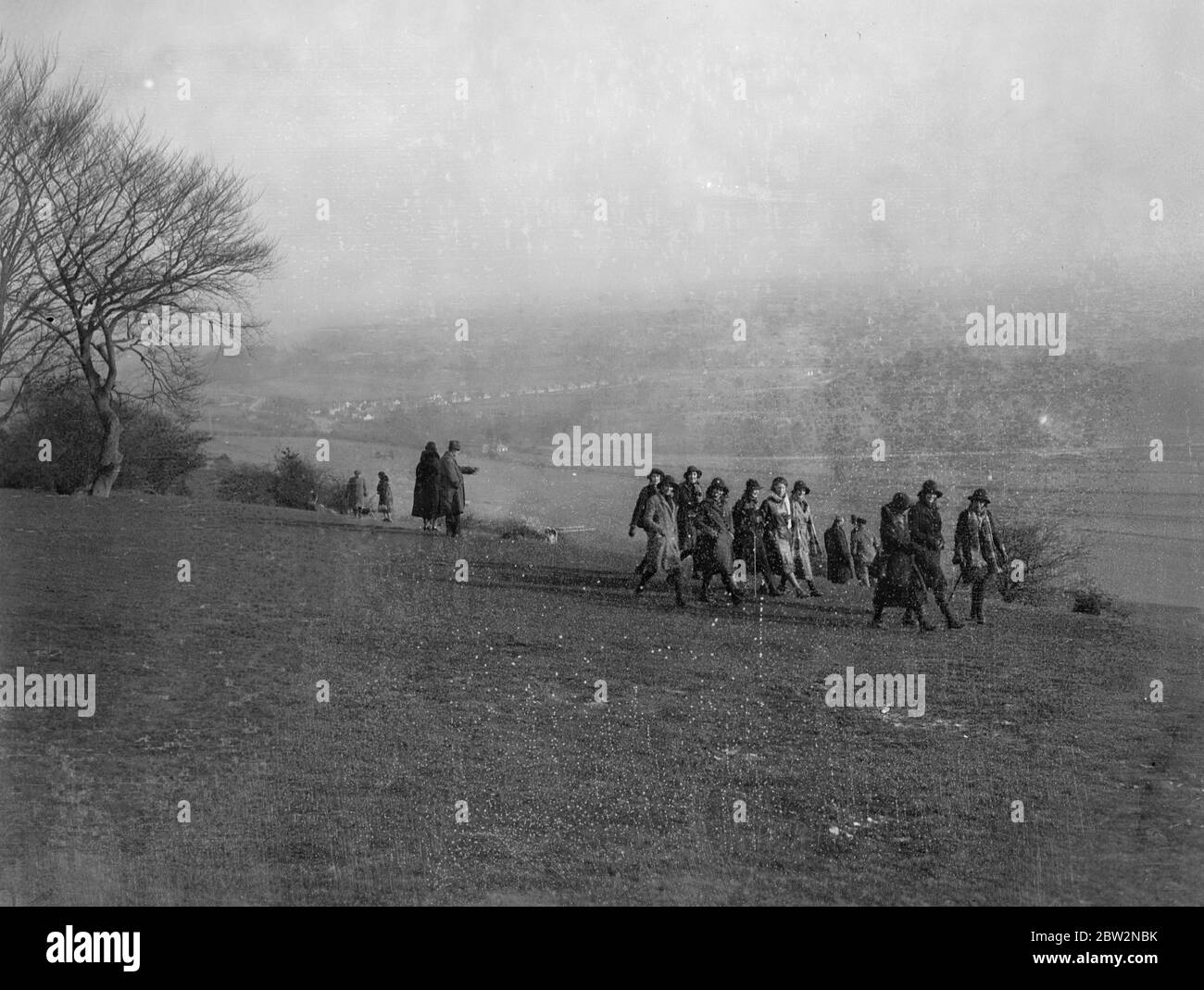 Domenica foto . Gli escursionisti coraggiosi che si mordono a vento Est su Box Hill . Nonostante un vento Est mordente che ha causato l'intero paese a tremare gruppi di escursionisti ha fatto un trampolino su Box Hill , il famoso luogo di bellezza Surrey . Tutti erano ben avvolti contro il freddo vento orientale . I visitatori che salgono Box Hill si avvolgono contro il freddo . 28 febbraio 1932 30s, 30s, 30s, 30s, 30s, trents, 19,trents Foto Stock