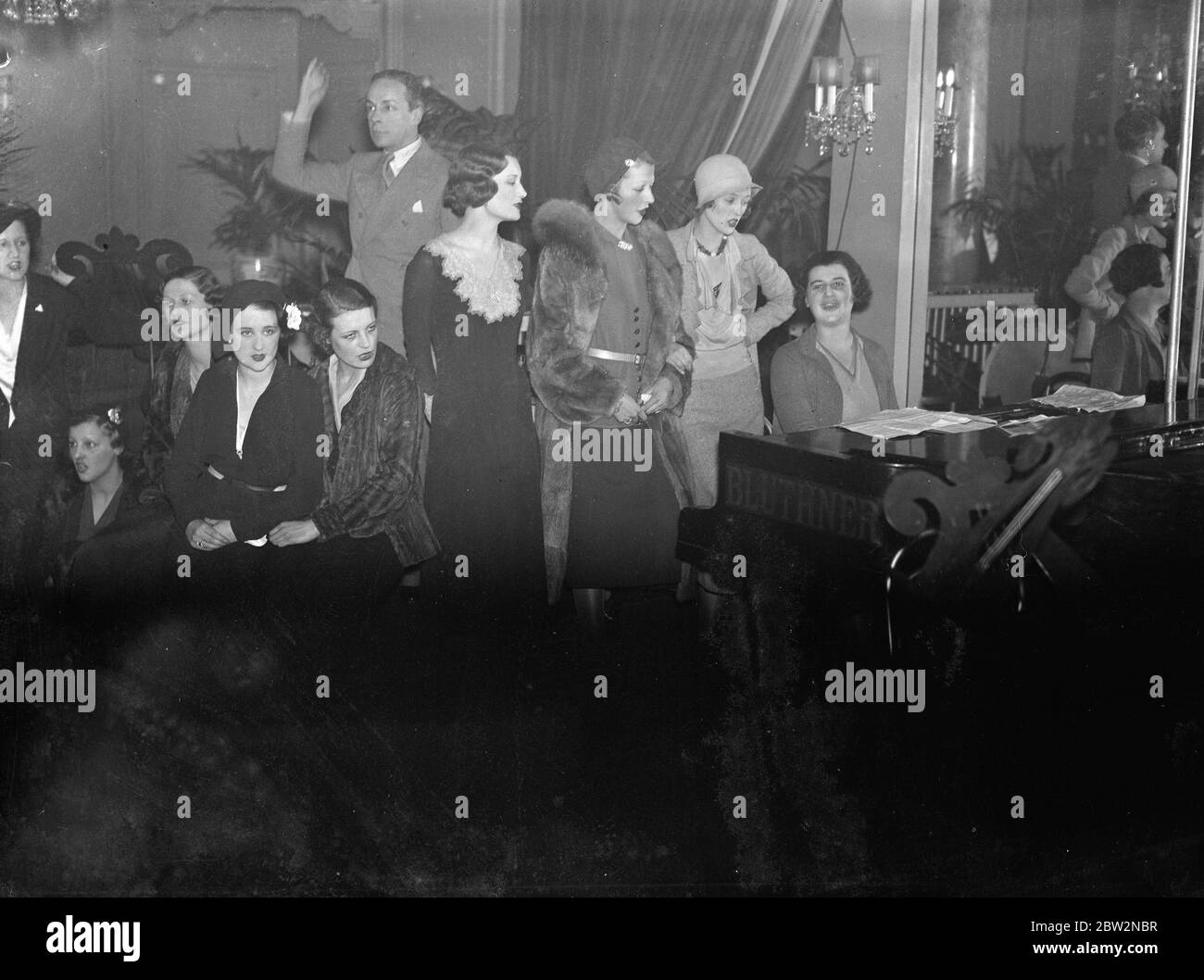 I manichini sincopati appaiono per la prima volta alla mostra di abbigliamento di Londra . Per la prima volta a Londra si sono visti i manichini danzanti quando sono apparsi ad una sfilata di abiti organizzata da case di moda leader al Cirò's Club , Londra . Il movimento dei ballerini , che cantavano anche , consentiva di vedere gli abiti a maggior vantaggio . Cantare manichini al display . 16 febbraio 1932 Foto Stock
