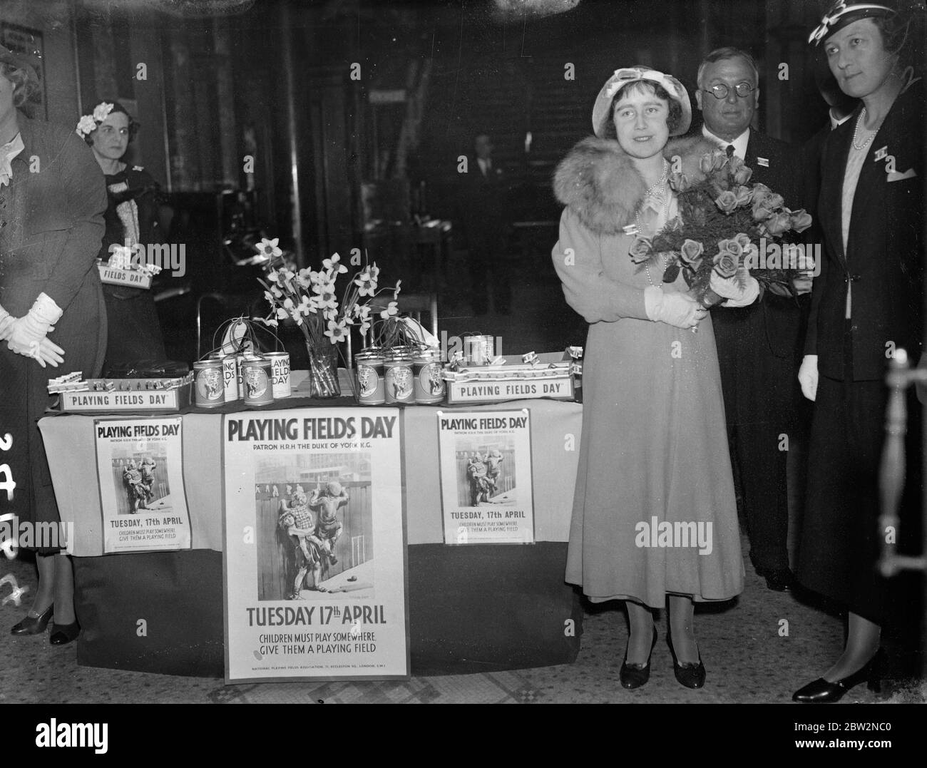 Duchessa di York al tour della Mansion House ' playing DIVs Day '. La Duchessa di York ha fatto un giro dei centri di distribuzione in connessione con ' Playing Fields Day ' che ha organizzato per raccogliere fondi per più campi da gioco . Durante il suo tour , la Duchessa chiamò a Mansion House . Spettacoli fotografici , la Duchessa di York che chiacchiera con i venditori sui gradini della Mansion House . Nel gruppo ci sono Lord Mayor , Sir Charles H Collett e Major Jackson , Presidente dell'associazione London Playing Fields . 17 aprile 1934 Foto Stock