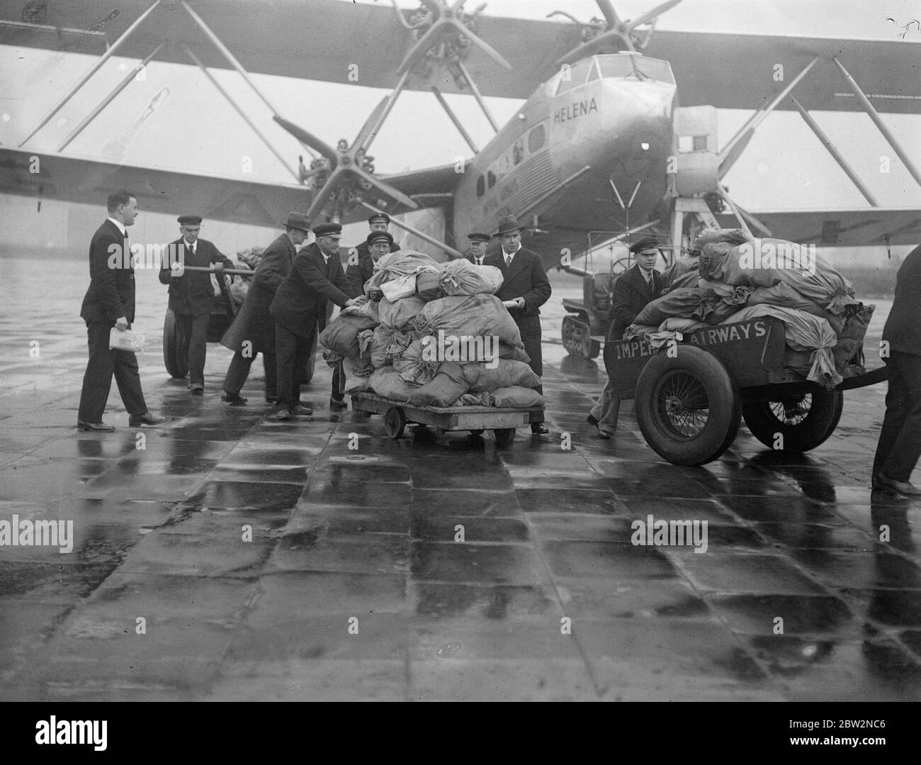 La prima posta di Cape to London Air arriva a Croydon . La prima posta aerea di Cape to London arrivò a Croydon , nove giorni dopo . La macchina è stata trattenuta in Sud Africa quando ha fatto un atterraggio forzato. Scaricare le mail all'arrivo all'aeroporto di Croydon . 16 febbraio 1932 Foto Stock
