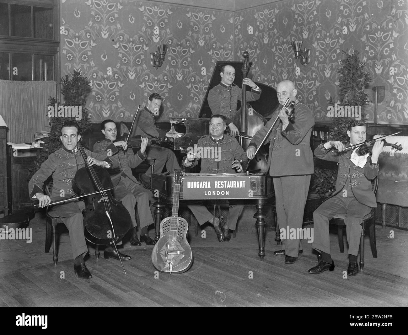 Una band dal vivo in un ristorante ungherese a Londra . 29 febbraio 1932 30s, 30s, 30s, 30s, 30s, trents, 19,trents Foto Stock