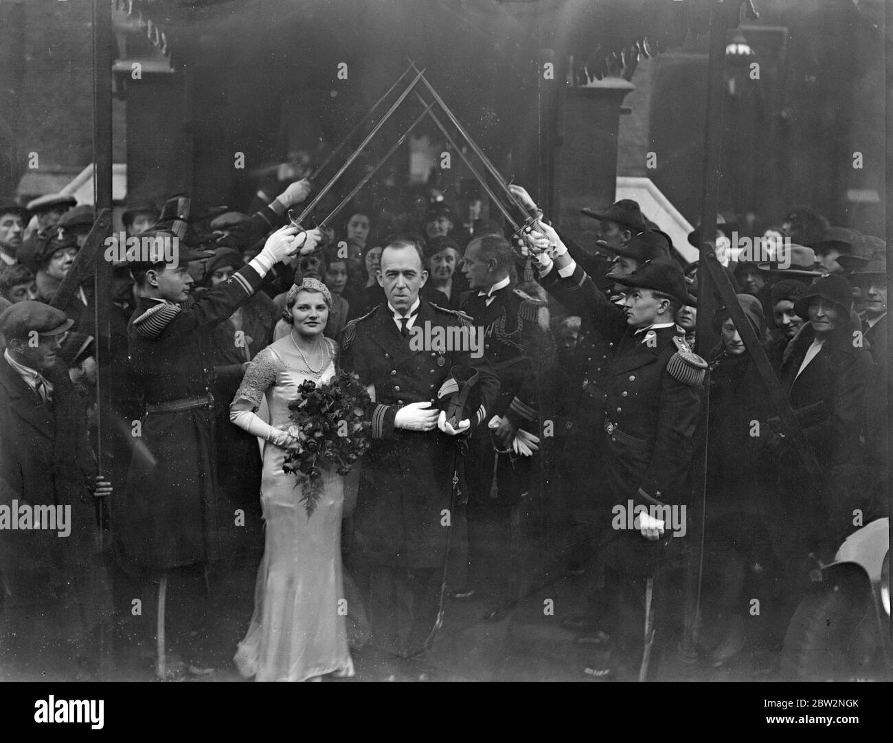 Londra , matrimonio anglo-americano . Il comandante navale americano sposa la erica di cotone . Le nozze del comandante di Lieut Toson D Summers, corpo medico, della Marina degli Stati Uniti, figlio di Thomas B Summers di Huntington, Virginia Occidentale, alla sig.ra Cynthia Peacock, figlia del sig. E della sig.ra Jack Peacock, di Burleagh, Derby si è giocato a St Pauls Church , Knightsbridge , Londra . Il capitano Arthur L Bristol , l'attache navale degli Stati Uniti a Londra era l'uomo migliore e per gli uscieri gli ufficiali navali degli Stati Uniti che sono allievi di Rodi all'università di Oxford hanno partecipato. Il padre della sposa è un partner nel cotone f Foto Stock