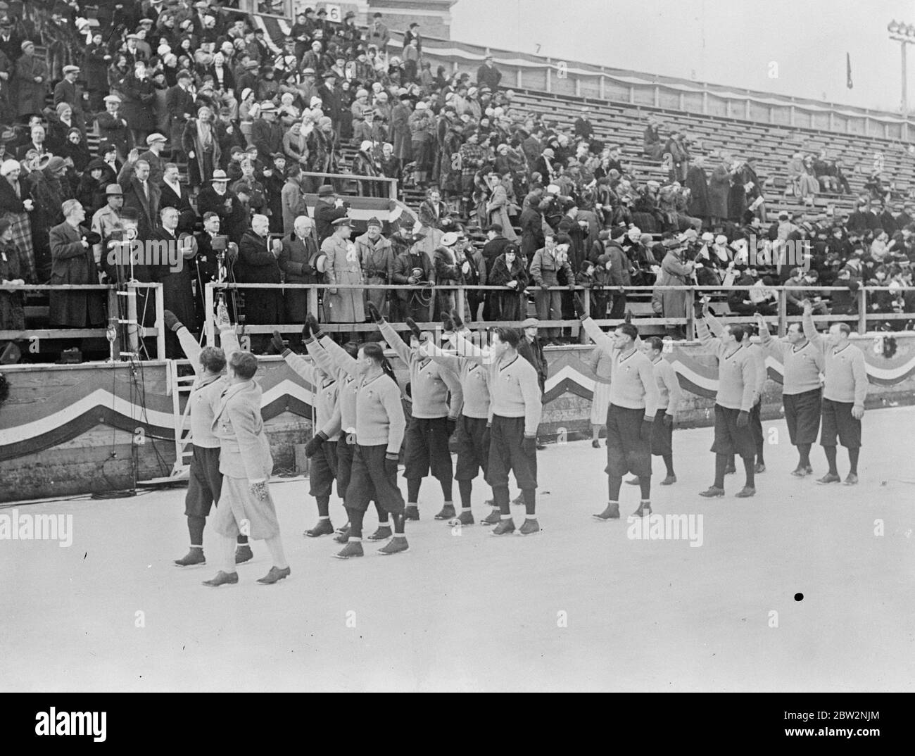 Olimpiadi invernali aperte dal governatore Roosevelt di New York al lago Placid . Il governatore Roosevelt di New York ha tenuto la cerimonia di apertura dei Giochi Olimpici invernali a Lake Placid , New York , nel cuore degli Adirondack . Erano presenti concorrenti di quasi tutti i paesi del mondo . La squadra italiana passa davanti al box del Governatore , durante la processione degli atleti allo stadio . 14 febbraio 1932 Foto Stock