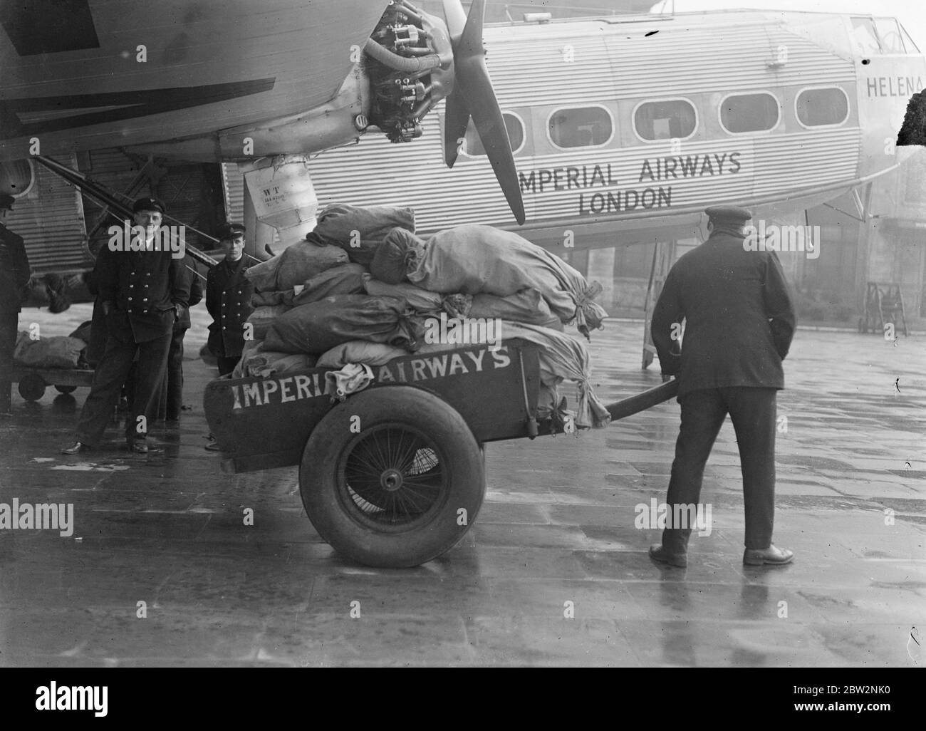 La prima posta di Cape to London Air arriva a Croydon . La prima posta aerea di Cape to London arrivò a Croydon , nove giorni dopo . La macchina è stata trattenuta in Sud Africa quando ha fatto un atterraggio forzato. Scaricare le mail all'arrivo all'aeroporto di Croydon . 16 febbraio 1932 Foto Stock